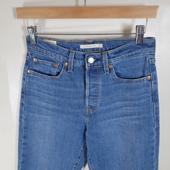 Levi's Premium Wedgie Straight Jeans Size 25 Button Fly Medium Wash High Rise - Picture 3 of 10